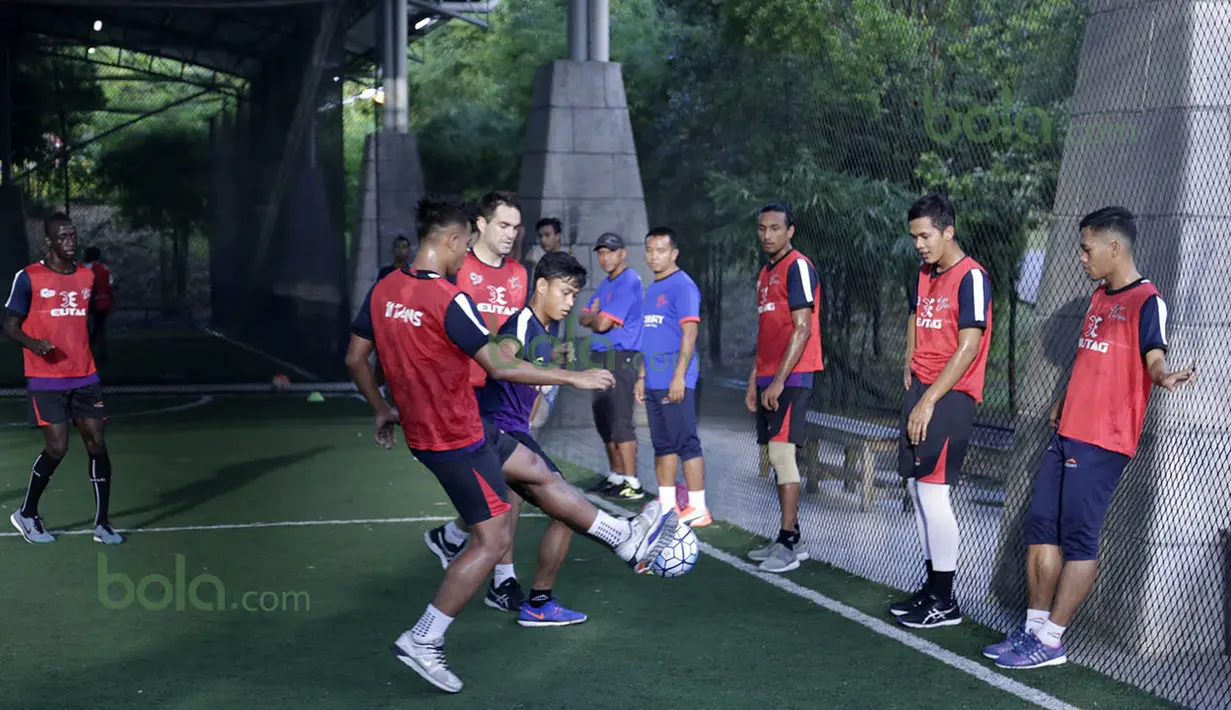 Para pemain T-Team berlatih di Lapangan Futsal Extreme Park Ipoh, Perak, Malaysia, Jumat (29/1/2016). Latihan diadakan di lapangan futsal karena stadion tergenang air. (Bola.com/Nicklas Hanoatubun)