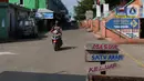 Warga melintasi pintu masuk kawasan Pasar Cileungsi yang ditutup sementara, Kabupaten Bogor, Selasa (2/6/2020). Penutupan sementara kegiatan jual beli di Pasar Cileungsi terkait adanya tujuh pedagang yang positif terinfeksi virus COVID-19. (Liputan6.com/Helmi Fithriansyah)