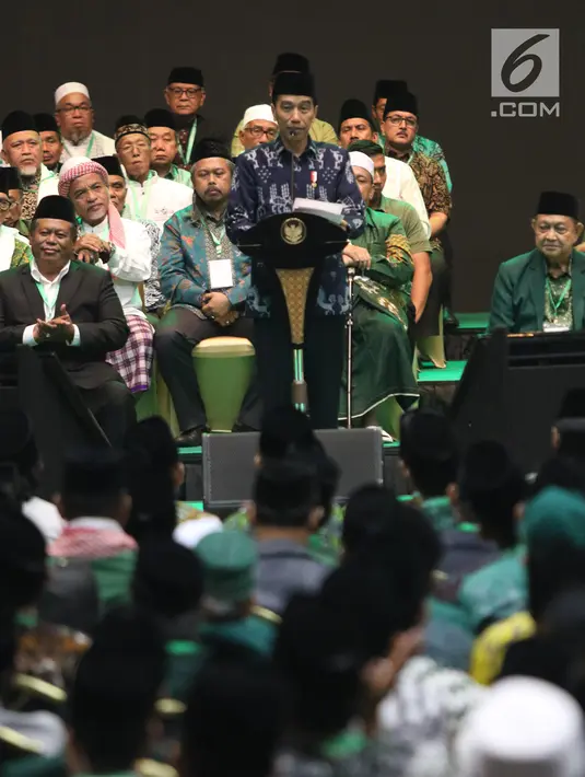Presiden Joko Widodo atau Jokowi memberi sambutan saat membuka Harlah ke-93 NU di Jakarta, Kamis (31/1). Menurut Jokowi, RUU diperlukan agar pesantren bisa memiliki payung hukum untuk menerima anggaran dari pemerintah. (Liputan6.com/Angga Yuniar)