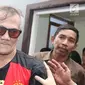 Aktor Tio Pakusadewo usai sidang lanjutan kasus narkoba di PN Jakarta Selatan, Kamis (7/6). Sidang yang beragendakan pledoi atau pembacaan pembelaan dari Tio Pakusadewo ditunda karena hakim ketua berhalangan hadir. (Liputan6.com/Immanuel Antonius)