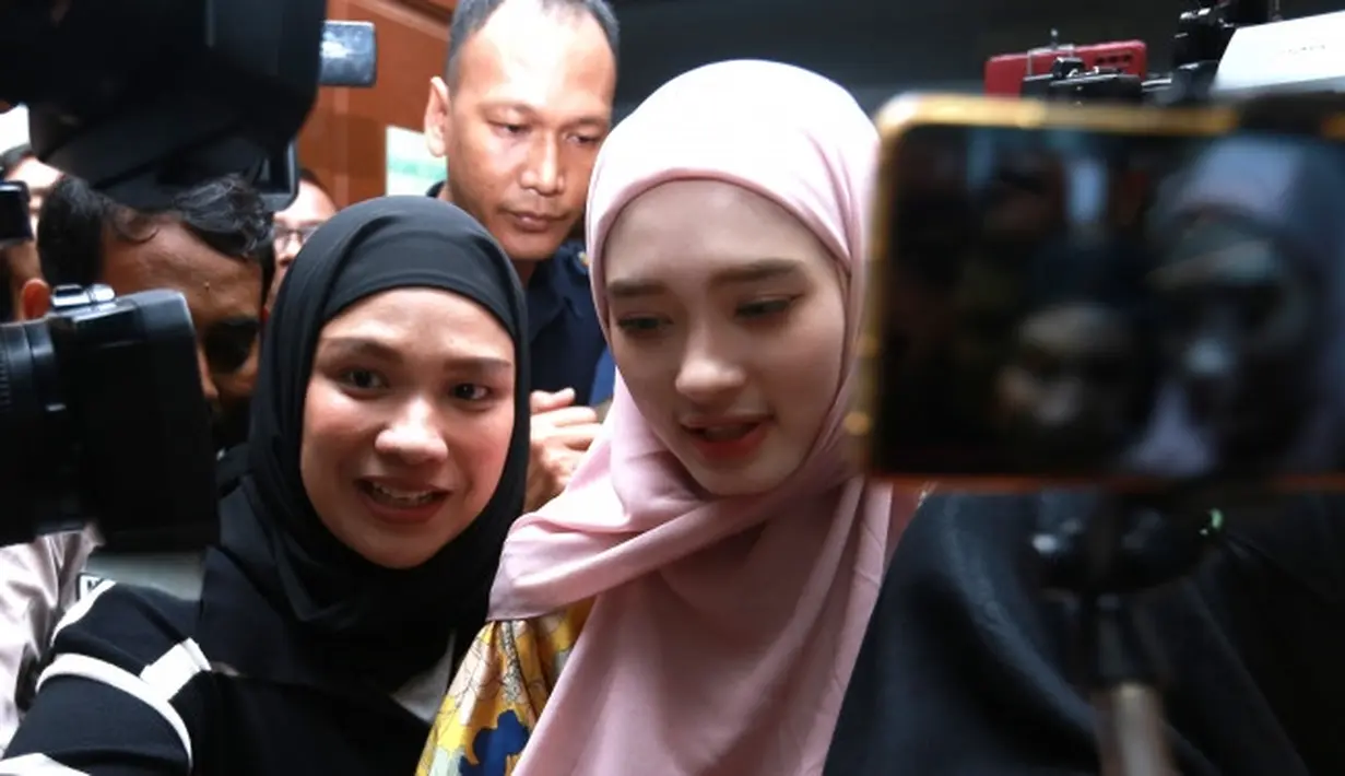 Inara Rusli dan Virgoun bahkan mengakui keduanya sudah cerai secara agama. Kini keduanya harus menempuh jalur hukum untuk mempertahankan tuntutan keduanya sebelum resmi bercerai. (Dream.com/Deki Prayoga).