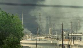 Ledakan dan kebakaran di pabrik kimia Phillips Petroleum Co. di Pasadena. (AP)