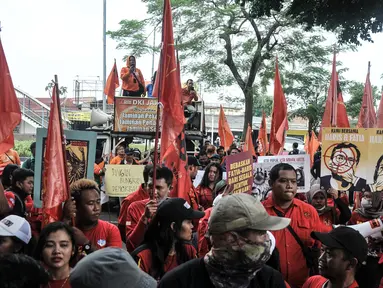 Massa membawa poster tuntutan saat menggelar aksi mendukung Haris Azhar dan Fatia Maulidiyanti di depan Pengadilan Negeri Jakarta Timur, Senin (29/5/2023). (merdeka.com/Iqbal S. Nugroho)