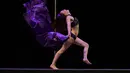 Aksi Elizabeth Tuazon menunjukkan gerakan tari tiang saat mengikuti Kompetisi Divison Profesional selama Kejuaraan Pole Dance (USPDF) AS 2019 di New York, 13 April 2019. Pole Dance merupakan seni pertunjukan gabungan tari dan akrobat yang menggunakan tiang. (TIMOTI A. CLARY / AFP)