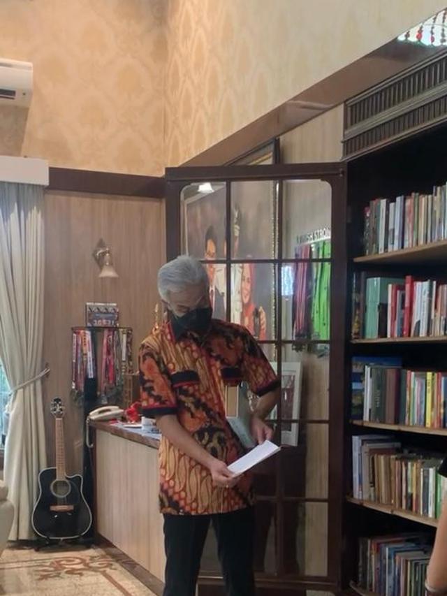 Gubernur Jawa tengah Ganjar Pranowo memiliki hobi membaca dan mengoleksi buku sejarah/Istimewa.
