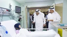 Raja Arab Saudi Salman Bin Abdulaziz Al Saud menjenguk jamaah haji perempuan yang menjadi korban tragedi crane di rumah sakit, Mekah, Arab Saudi. Raja akan terus menginvestigasi dan menyelidiki jatuhnya crane. (REUTERS/ Bandar al-Jaloud)