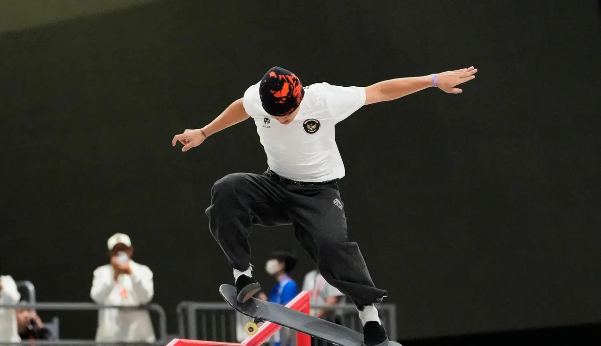 Atlet skateboard Indonesia Basral Graito Hutomo menunjukkan aksinya dalam persaingan final nomor street putra Asian Games 2026 di Aichi Sky Expo, Tokoname, Jepang, Minggu (27/9/2026). Basral finis di peringkat keempat setelah mengoleksi 151,41 poin. (AP Photo/Dita Alangkara)