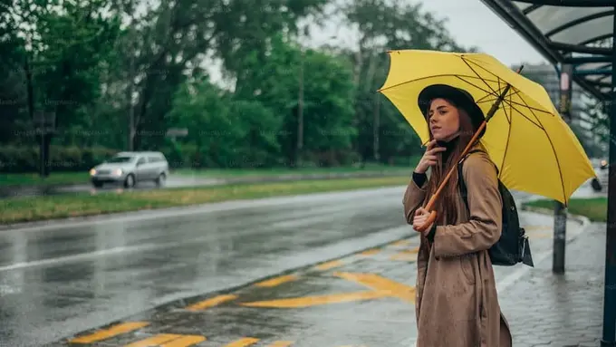 Foto perempuan dan payung/unsplash.com/getty Images