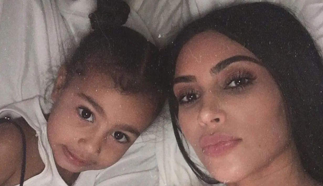 North sendiri sangat jarang terlihat dengan rambut lurusnya. Ia selalu terlihat menggemaskan dengan gaya natural. (instagram/kimkardashian)