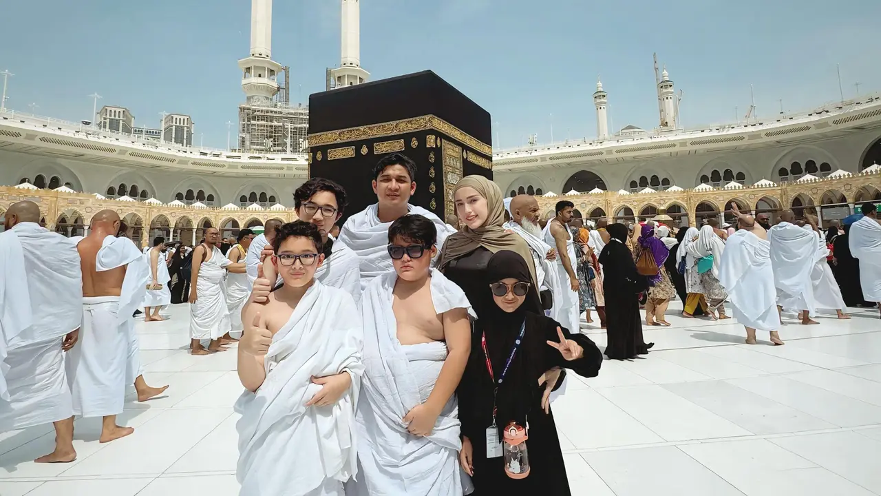7 Potret Pasha Ungu Jalani Umrah Bareng Istri dan Keempat Anaknya