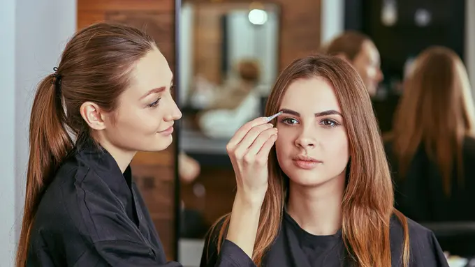 Kiat Memperbaiki Alis Rontok (Basyn/Shutterstock)