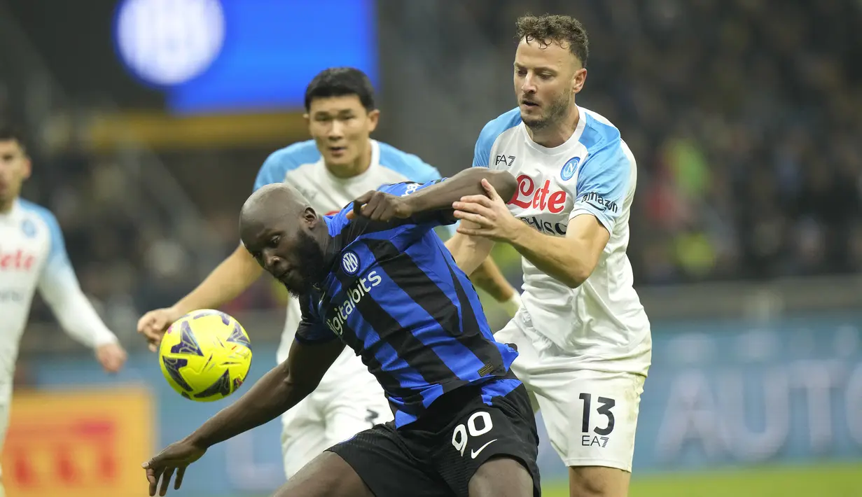 Romelu Lukaku. Striker Belgia berusia 29 tahun milik Chelsea ini dipinjamkan ke Inter Milan pada awal musim 2022/2023 dengan biaya 7,8 juta euro atau setara Rp128 miliar dengan durasi peminjaman selama satu tahun hingga akhir musim 2022/2023. Selama masa peminjaman bersama Inter Milan, hingga kini ia baru bermain dalam 7 laga di semua ajang dengan torehan 2 gol dan 1 assist. (AP Photo/Luca Bruno)