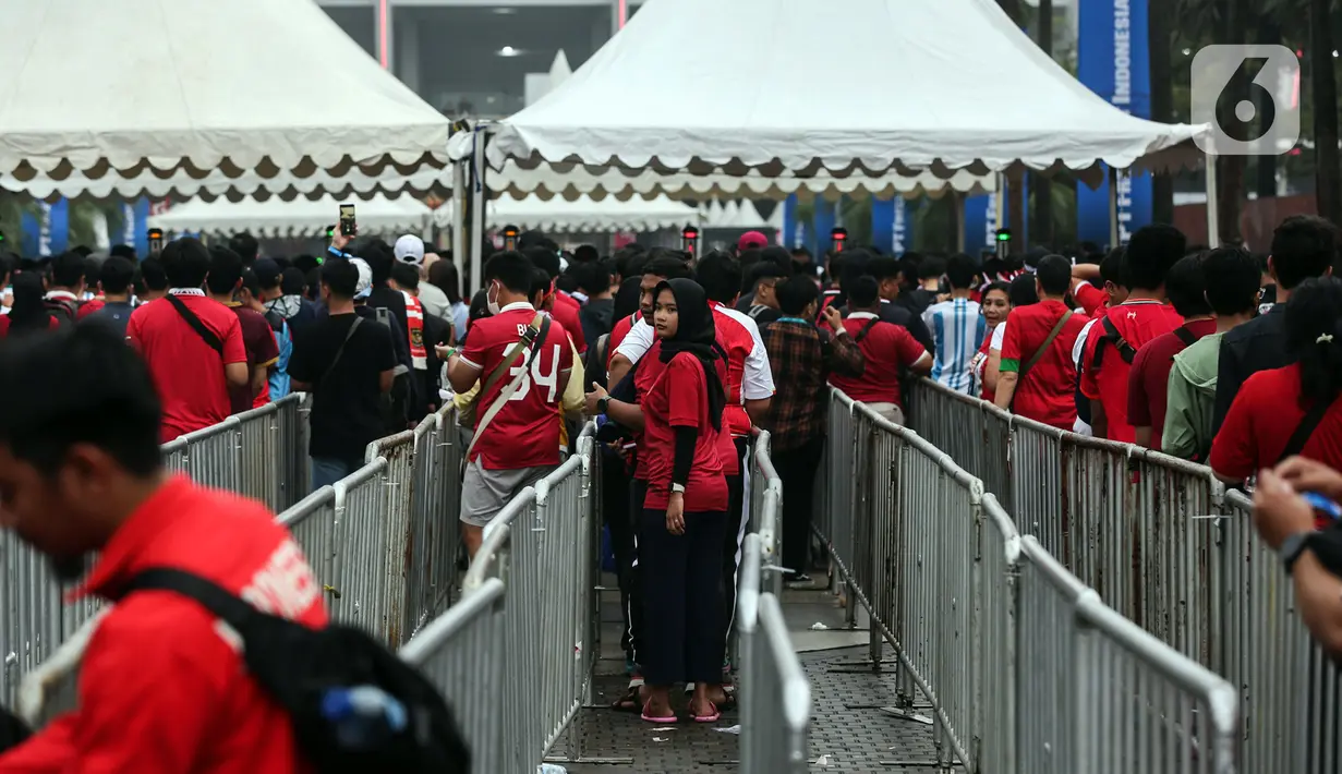 Meski Jakarta sempat diguyur hujan, nyatanya hal tersebut tidak menciutkan hati para pecinta sepak bola untuk hadir lebih awal di SUGBK. (Liputan6.com/Johan Tallo)