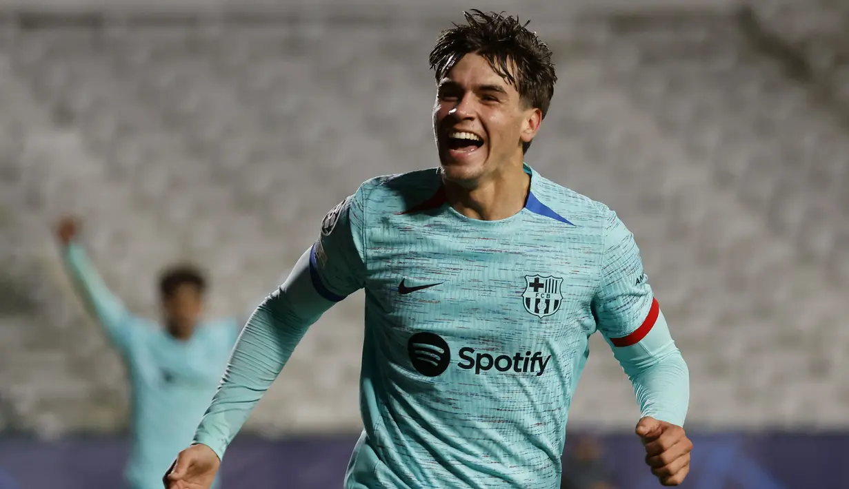Pemain Barcelona, Marc Guiu melakukan selebrasi setelah mencetak gol ke gawang Royal Antwerp pada laga lanjutan Grup H Liga Champions 2023/2024 di Bosuilstadion, Antwerp, Belgia, Kamis (14/12/2023) dini hari WIB. Gol tersebut merupakan gol perdana Marc Guiu di Liga Champions bersama Barcelona. (AP Photo/Geert Vanden Wijngaert)