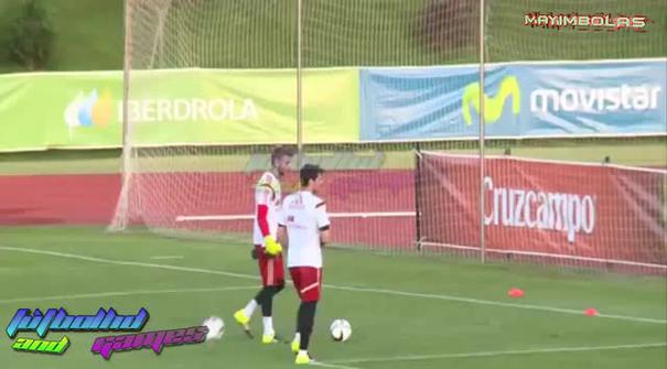 David De Gea kolongi seniornya Iker Casillas saat latihan Timnas Spanyol.