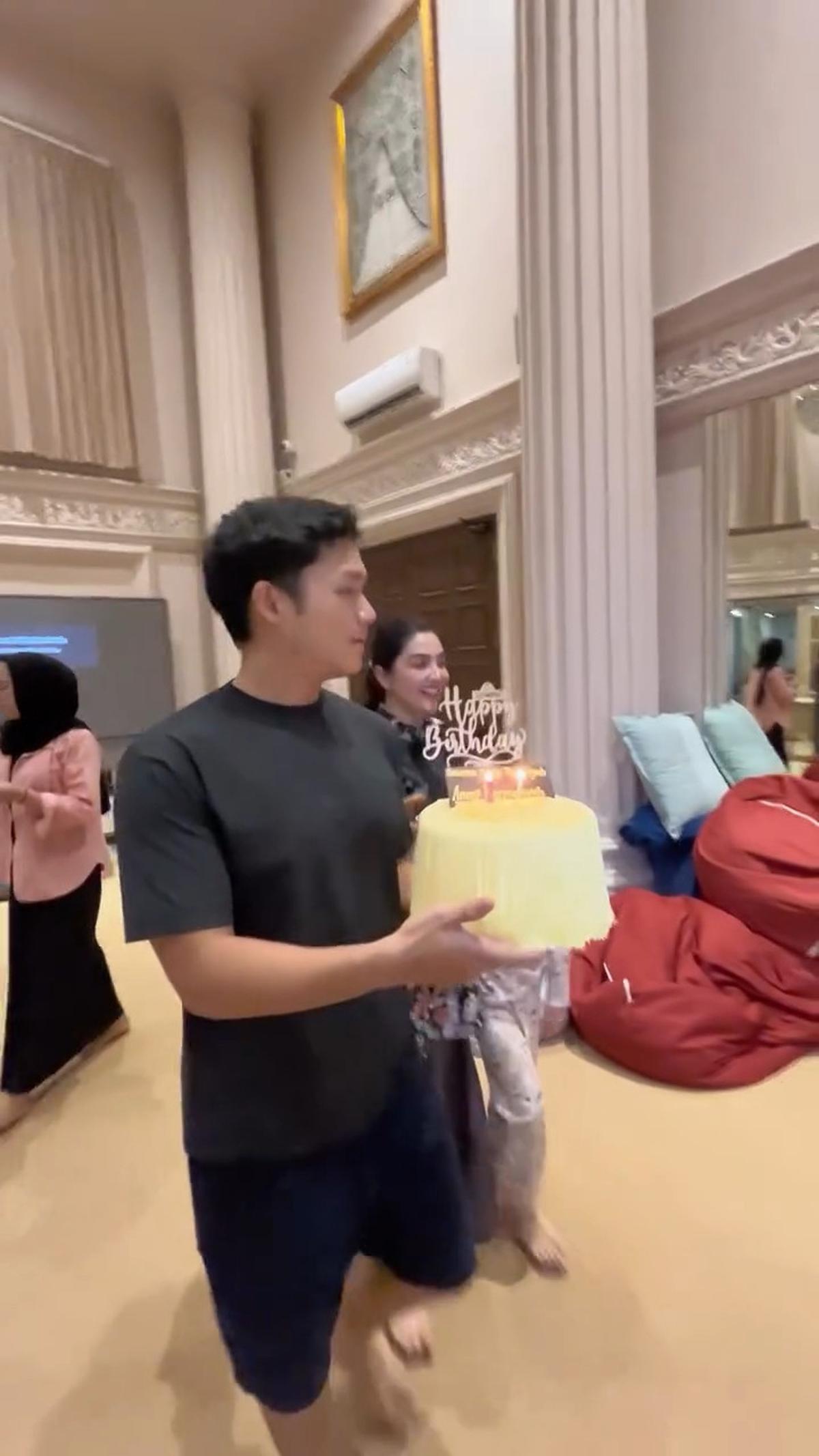 5 Potret Kejutan Ulang Tahun Ashanty dan Anak ke Anang Hermansyah, Dilakukan saat Sahur