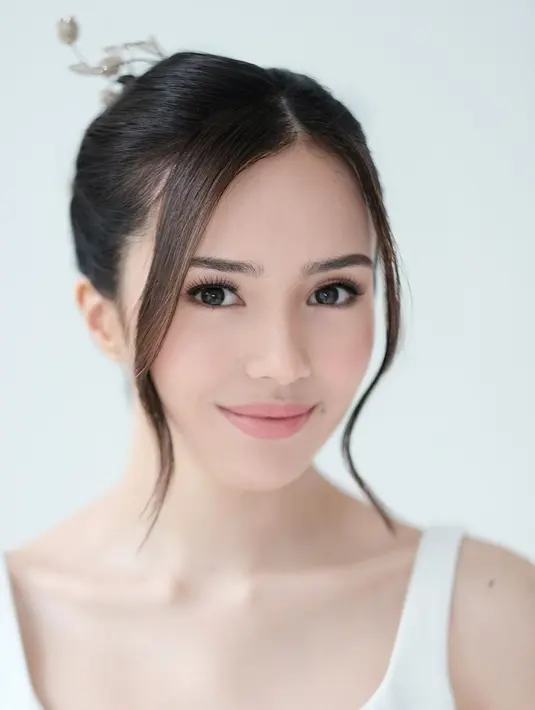 Wajah Beby Tsabina terlihat fresh dengan blush pink dan kontur tipis yang bikin lebih berdimensi [@bebytsabina]