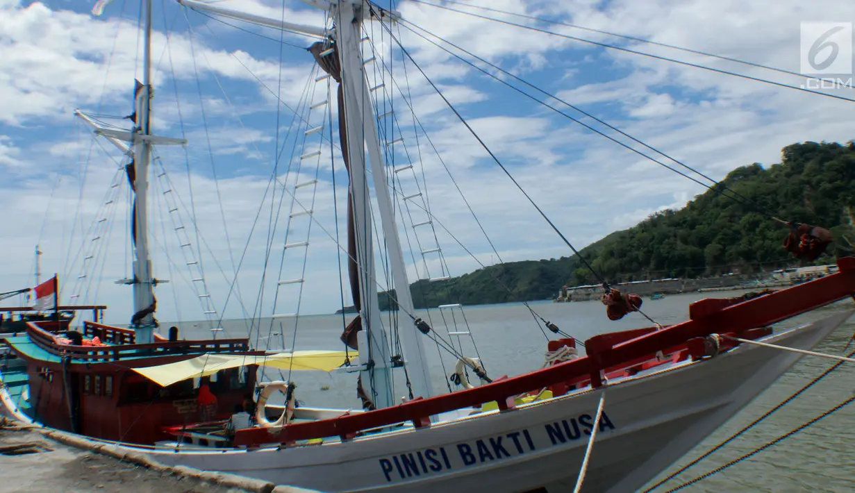 Kapal Pinisi Bakti Nusa bersandar di dermaga Pelabuhan Gorontalo, Sulawesi Utara, Rabu (16/1). Kapal tradisional khas masyarakat Bugis itu akan melanjutkan perjalanan mengarungi samudera. (Liputan6.com/ Arfandi Ibrahim)