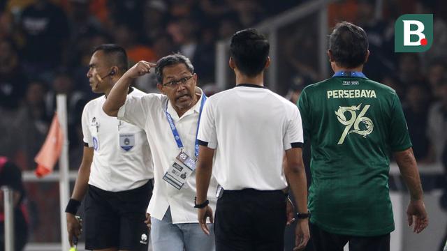 Foto: Momen Ketika Aji Santoso Murka dengan Keputusan Wasit saat Persebaya Menghadapi Persija