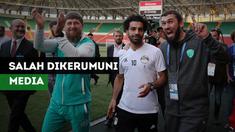 Mohamed Salah dikerumuni awak media saat berjalan bersama orang terkuat di Chechen, Ramzan Kadyrov.