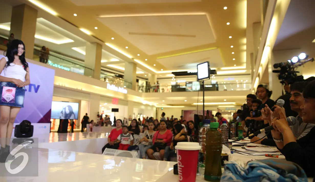 Juri  memberikan komentar kepada salah satu kontestan Miss Celebrity di Kota Kasablanka, Jakarta, Minggu (11/10/2015). Sebanyak 20 finalis yang sudah dipilih di hari sebelumnya akan disaring lebih ketat. (Liputan6.com/ Faizal Fanani)