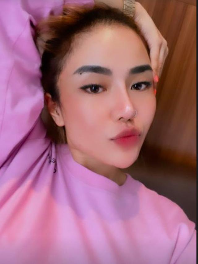 6 Potret Medina Zein Pamer Foto Lepas Hijab, Panen Cibiran Warganet