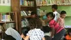 Seorang warga desa mendirikan perpustakaan sederhana untuk masyarakat sekitarnya. Ia bahkan menggelar perpustakaan keliling dan mendirikan koran dinding untuk para petani.
