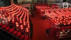 Pengunjung berjalan di bawah ribuan lampion di Mall Taman Anggrek, Jakarta, Rabu (26/1/2022).  Hiasan tersebut dalam rangka memeriahkan perayaan Tahun Baru Imlek 2573. (Liputan6.com/Faizal Fanani)