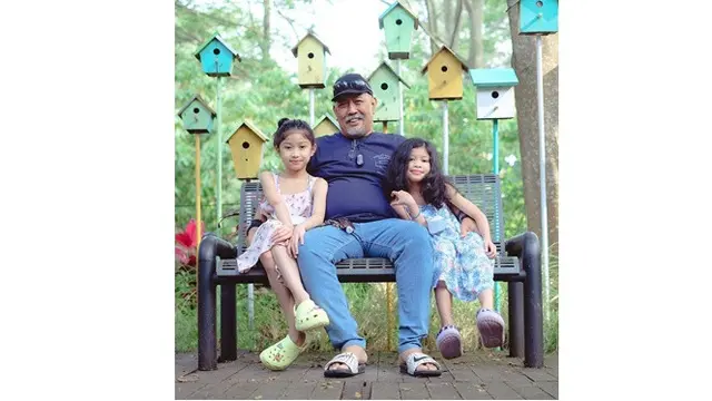 Jadi Kakek Kesayangan, Ini 6 Potret Manis Indro Warkop saat Momong Cucu