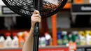 Pelanggan memilih kipas angin dari persediaan yang menurun drastis menjelang gelombang panas di sebuah toko perlengkapan, Seattle, Selasa (1/8). Suhu panas mendekati 100 derajat diperkirakan terjadi di wilayah itu pada Kamis 3 Agustus (AP/Elaine Thompson)