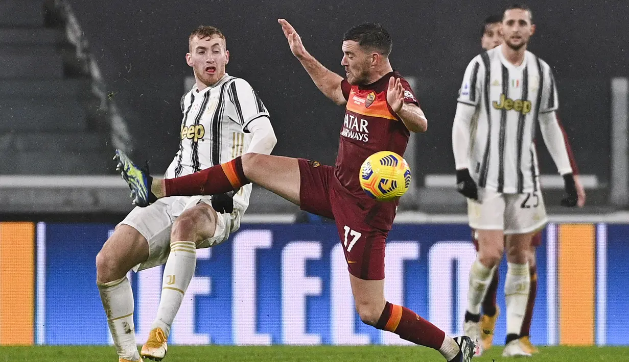 Gelandang Juventus, Dejan Kulusevski berebut bola dengan gelandang AS Roma, Jordan Veretout pada pekan ke-21 Liga Italia di Allianz Stadium, Minggu dinihari WIB (7/2/2021). Kemenangan Juventus 2-0 ditentukan Cristiano Ronaldo dan gol bunuh diri bek Roma, Roger Ibanez. (Marco Alpozzi/LaPresse via AP)