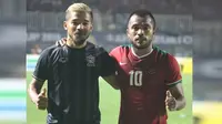 Zulham Zamrun dan Pratum Chutong berfoto bersama usai leg pertama final Piala AFF 2016. (Instagram dailyfootballindonesia)