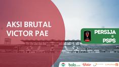 Victor Pae melakukan pelanggaran keras terhadap gelandang Persija Jakarta, Sandi Sute.