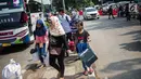 Pemudik berdatangan di Terminal Bus Kampung Rambutan, Jakarta Timur, Minggu (9/6/2019). Jumlah penumpang yang memasuki terminal Kampung Rambutan dalam arus balik Lebaran 2019 diperkirakan bakal memuncak pada Minggu (9/6) ini. (Liputan6.com/Faizal Fanani)
