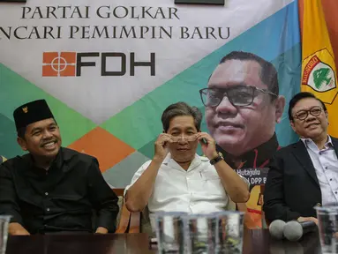 Ketua DPD I Partai Golkar Provinsi Jabar Dedi Mulyadi (kiri), Ketua DPD I Partai Golkar Provinsi Jateng Wisnu Suhardono (tengah) dan Ketum PPK Kosgoro 1957 HR Agung Laksono berbincang sebelum berdiskusi, Jakarta, Rabu (22/11). (Liputan6.com/Faizal Fanani)