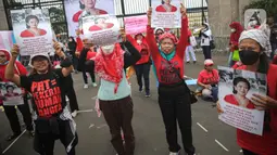 Peserta aksi dari kalangan perempuan melakukan demonstrasi di depan Gedung DPR RI, Jakarta, Rabu (8/3/2023). Mereka juga meminta agar Rancangan Undang-Undang (RUU) Perlindungan Pekerja Rumah Tangga (PPRT) segera disahkan. (Liputan6.com/Faizal Fanani)