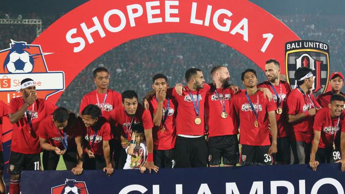 Para pemain Bali United merayakan gelar juara Liga 1 2019 di Stadion Kapten I Wayan Dipta, Bali, Minggu (22/12). Bali berada di peringkat satu dengan meraih 64 poin. (Bola.com/Aditya Wany)