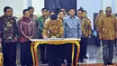 Menteri Dalam Negri, Tjahjo Kumolo menandatangani MoU tentang Gerakan Nasional Penyelamatan SDA di Istana Negara, Jakarta, Kamis (19/3/2015). 29 Kementerian serta 12 pemprov menandatangani MoU tersebut. (Liputan6.com/Faizal Fanani)