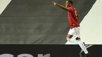 Anthony Martial mencetak gol ke gawang LASK pada leg kedua 16 besar Liga Champions 2019/2020 di Old Trafford, Kamis (6/8/2020) dini hari WIB. (AFP/Oli Scarff)