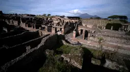 Pemandangan perumahan berbatu dekat Via Nola, Pompeii, Italia, Senin (25/11/2019). Pada 79 M, debu letusan Gunung Vesuvius menimbun Kota Pompeii dengan segala isinya. (Filippo MONTEFORTE/AFP)