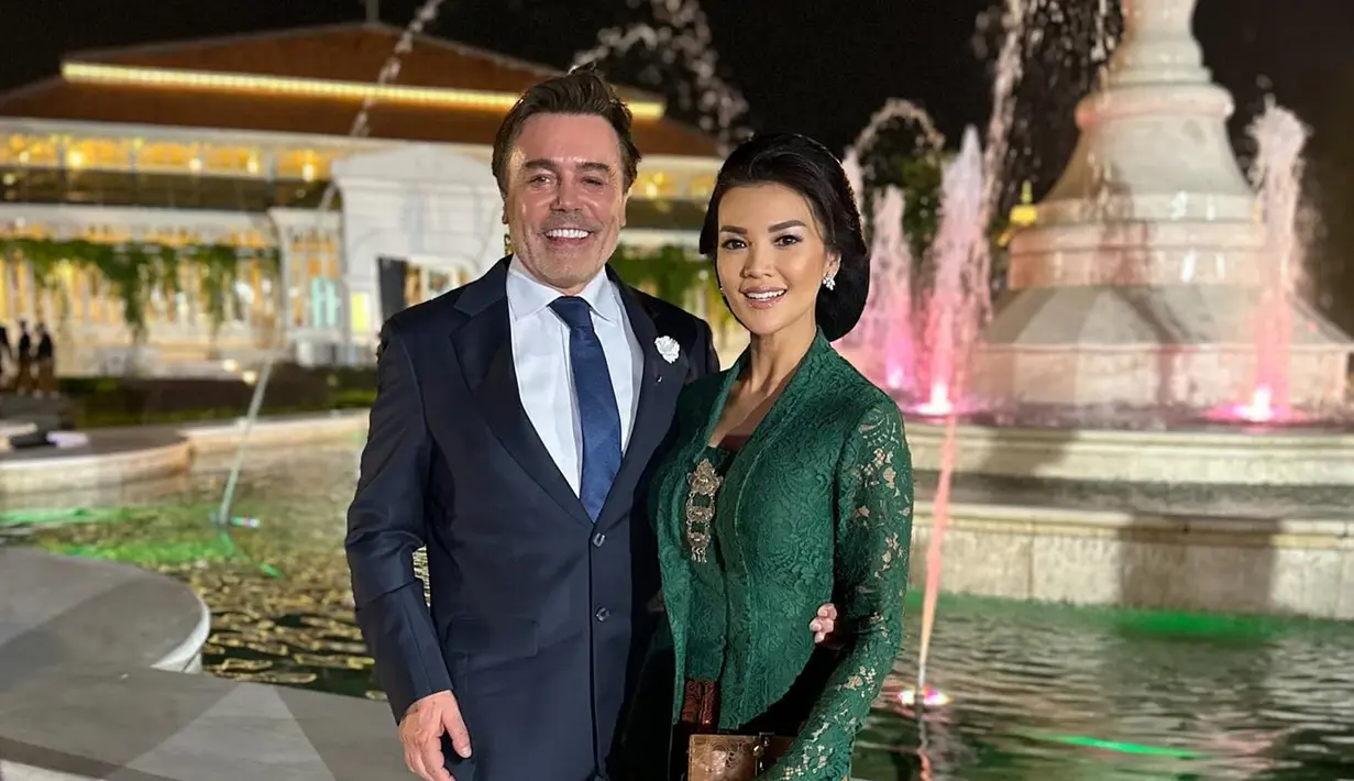 Seperti tamu undangan lainnya, Farah Quinn yang mengenakan kebaya hijau ini terlihat semakin menawan. Banyak netizen yang menjadi penggemarnya menyebut baru pertama kali melihat Farah Quinn disanggul. Diketahui bahwa riasan sanggul cukup identik dengan riasan khas Jawa. (Liputan6.com/IG/@farahquinnofficial)