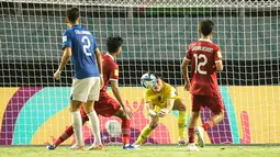 Penjaga gawang Timnas Indonesia U-17, Ikram Al Giffari (tengah) berusaha menangkap bola dalam pertandingan lanjutan Grup A Piala Dunia U-17 2023 melawan Timnas Ekuador U-17 yang berlangsung di Stadion Gelora Bung Tomo, Surabaya, Jumat (10/11/2023). (Bola.com/Bagaskara Lazuardi)