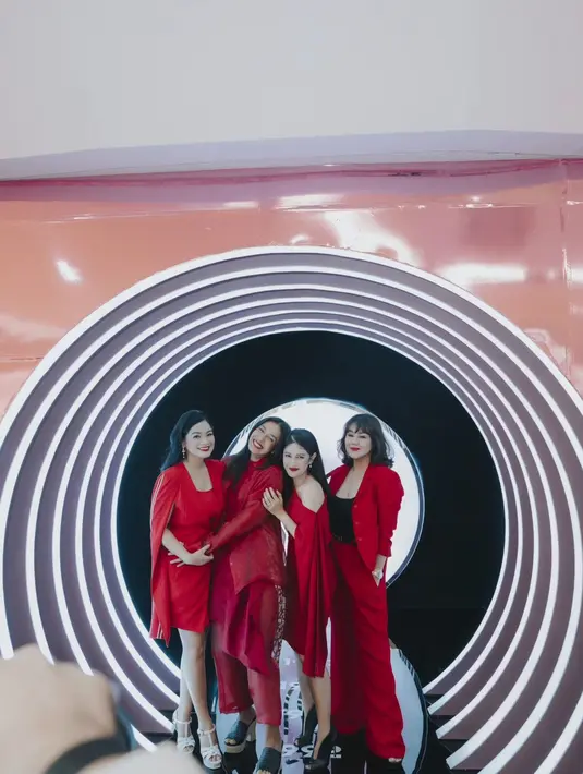 Dian Sastrowardoyo tampil berpose Bersama Adinia Wirasti, Titi Kamal, dan Sissy Prescillia, di mana semuanya mengenakan outfit berwarna merah. [Foto: Instagram/therealdisastr]