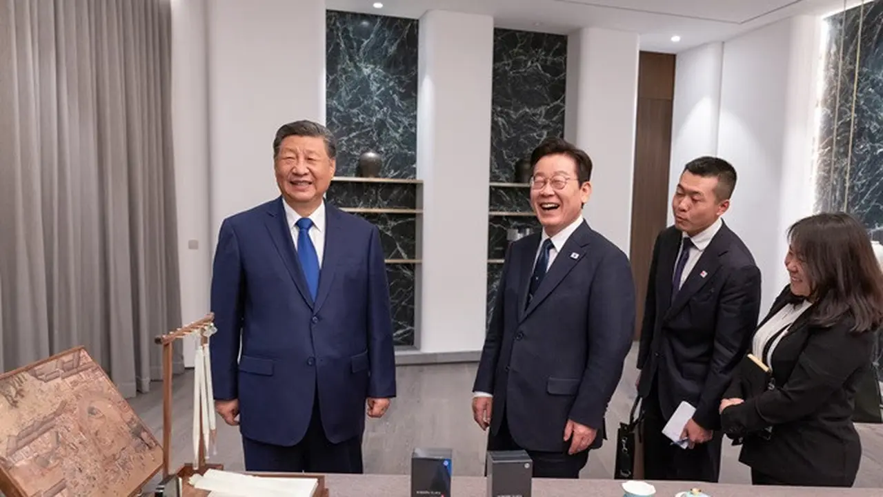 Presiden Korea Selatan Lee Jae Myung dan Presiden Tiongkok Xi Jinping saling memperkenalkan hadiah yang mereka siapkan untuk satu sama lain dalam sesi interaksi ramah sebelum jamuan kenegaraan di Hotel Sono Calm, Gyeongbuk, pada Sabtu (1/11/2025).