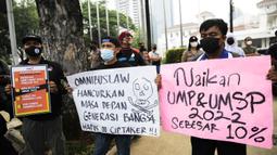 Sejumlah buruh saat melakukan aksi di depan Balai Kota DKI Jakarta, Selasa (26/10/2021). Pada aksi tersebut massa buruh menuntut kenaikan UMP 2022 sebesar 10 persen, berlakukan UMSK 2021 dan mencabut UU Omnibus Law. (Liputan6.com/Faizal Fanani)