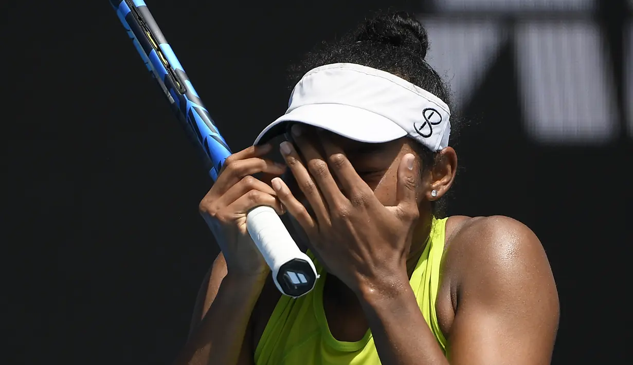 Robin Anderson dari AS bereaksi setelah kehilangan satu poin dari petenis Australia Samantha Stosur dalam pertandingan putaran pertama kejuaraan tenis Australia Open di Melbourne, pada 18 Januari 2022. (AP Photo/Andy Brownbill)