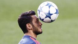 Bayer Leverkusen, klub dari Hakan Calhanoglu hanya bersedia melepas pemain 21 tahun itu dengan harga 29 juta poundsterling (sekitar Rp 605 miliar rupiah). (EPA/Quique Garcia)