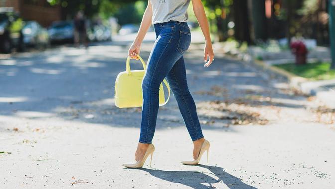 Demi menjaga kesehatan, ini alasan kamu  untuk buang skinny jeans yang ada di lemari.(Sumber Foto: The Jeans Blog)