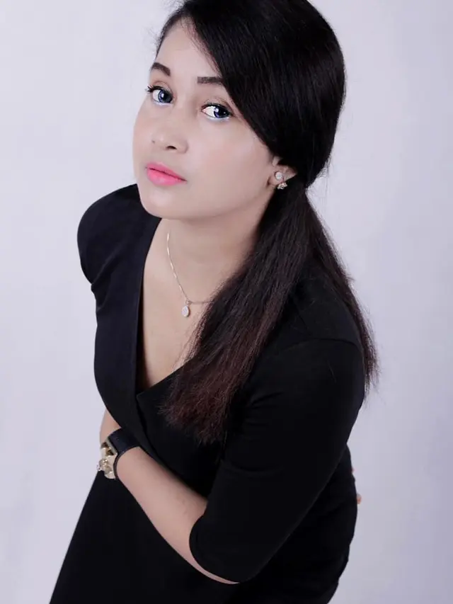6 Potret Destia Astinatri, Mantan Istri Kedua Daus Mini yang Bikin Pangling