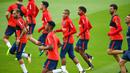 Pemain baru Paris Saint-Germain, Kylian Mbappe saat mengikuti sesi latihan di Paris, Rabu (6/9/2017). Striker 18 tahun tersebut menjalani latihan perdananya bersama armada Les Parisiens. (AFP/Franck Fife)